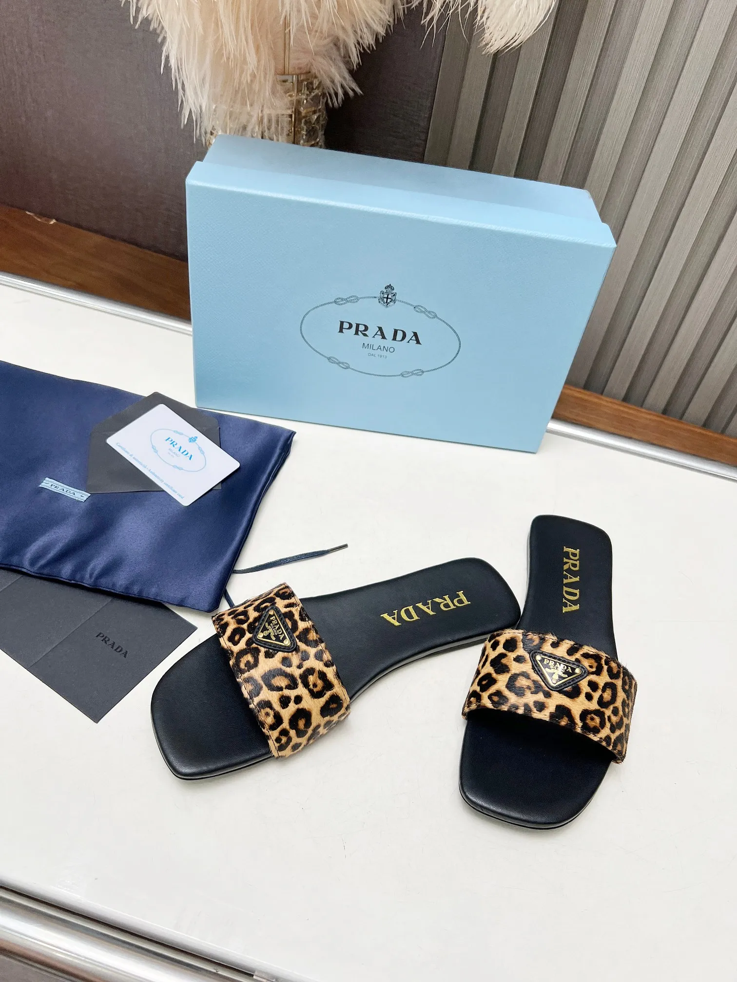 👟👟Ex-factory price 440👟👟 Top version on the market🔥4050SS Prada〰️Triangle logo ✔️Top quality ✔️Elegant, intellectual, retro and cute in one ✔️Upper: original horse hair cowhide ➕Original hardware buckle ✔️Inner: lambskin lining ✔️Original Italian leather outsole ✔️Size: 35-42 (41, 42, customized)